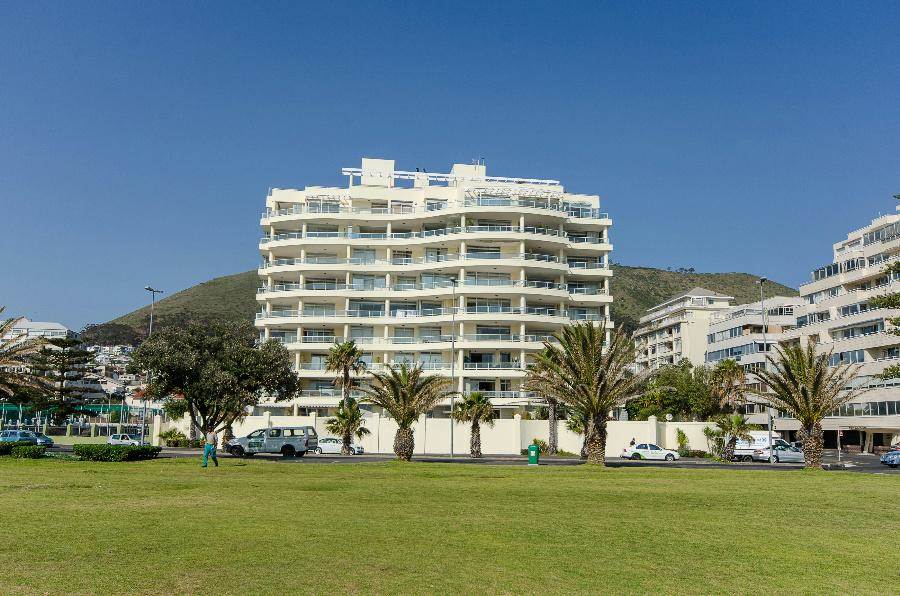 4 Bed Apartment in Sea Point photo number 2