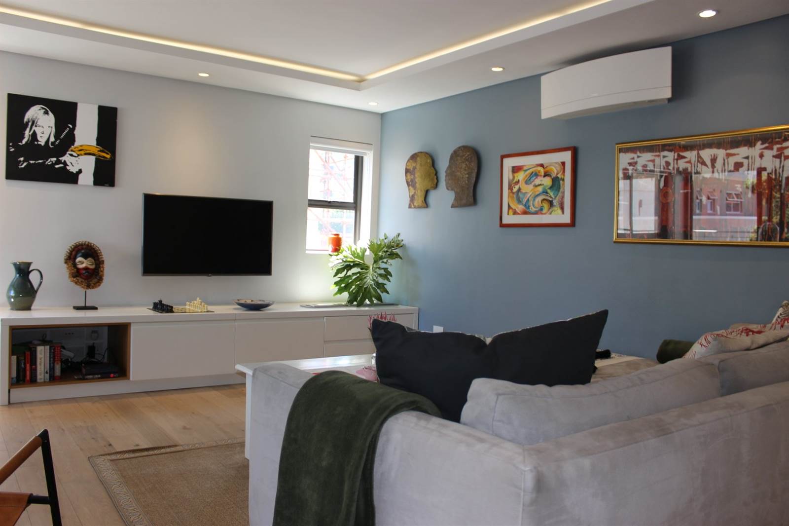 2.5 Bed Apartment in Sea Point photo number 3