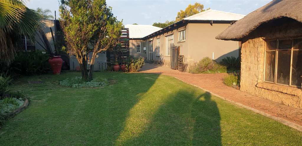 4 Bed House in Rietfontein photo number 8