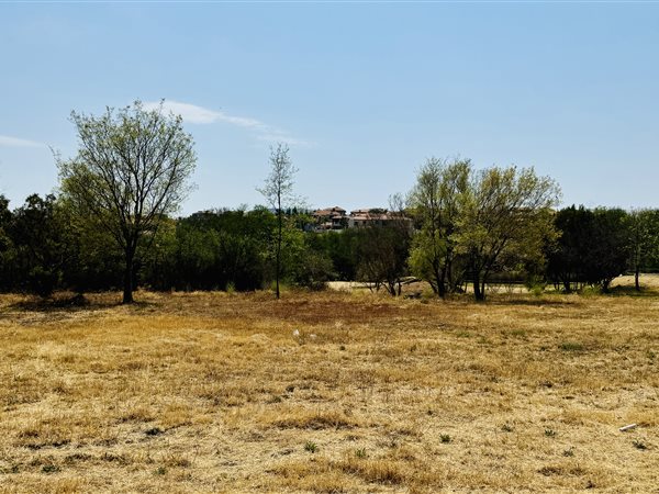 1 046 m² Land