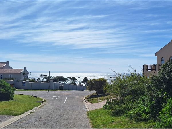 785 m² Land available in St Francis On Sea