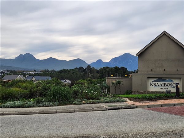 742 m² Land available in Kraaibosch
