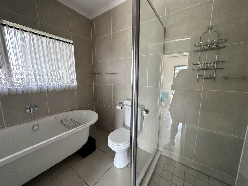 2 Bed Townhouse in Modderfontein photo number 11