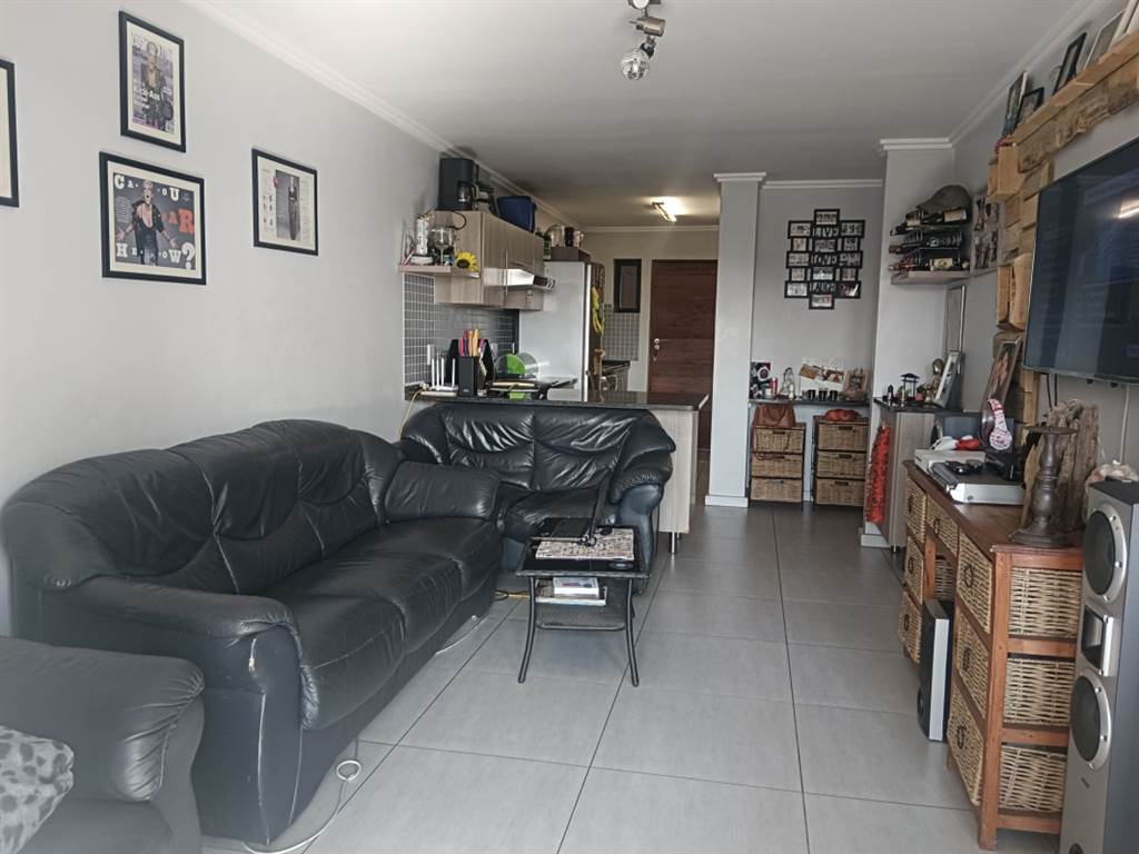 2 Bed Flat in Sebenza photo number 3