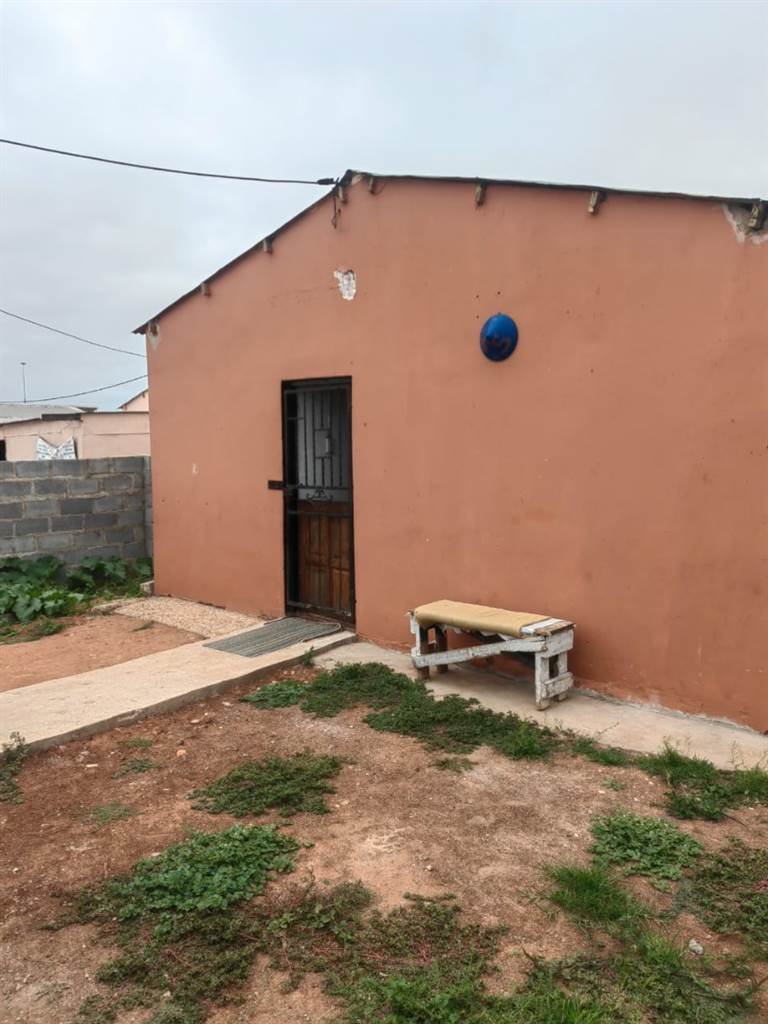 2 Bed House in Uitenhage Central photo number 10
