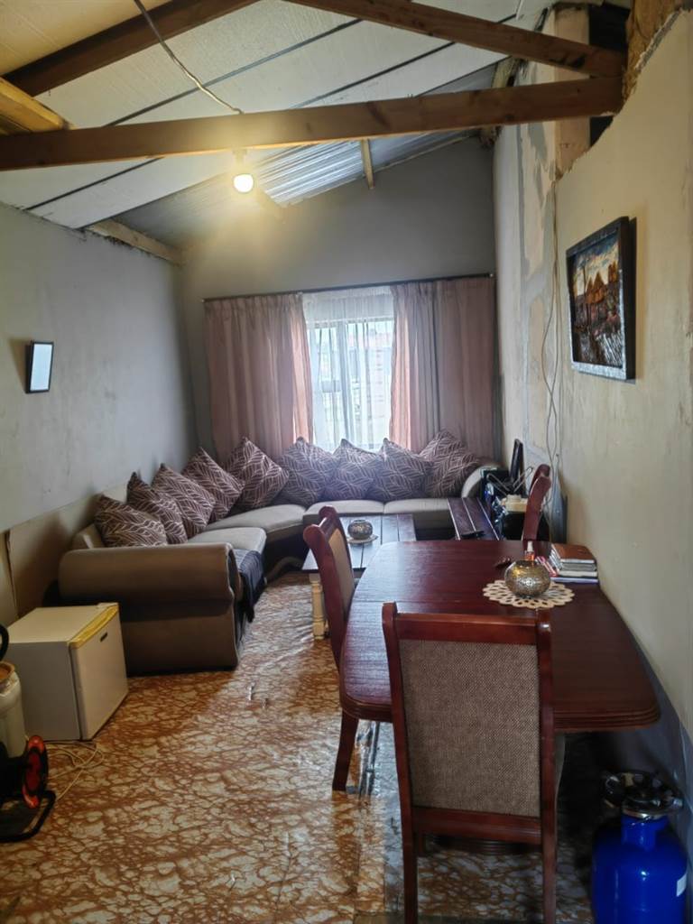 2 Bed House in Uitenhage Central photo number 5