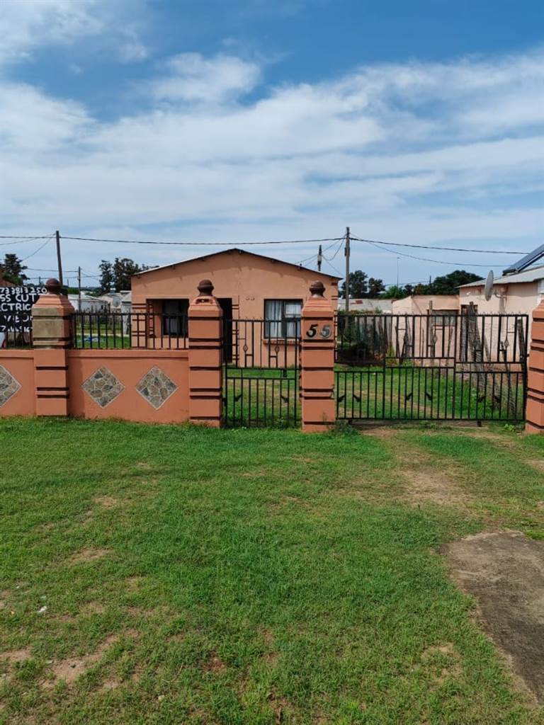 2 Bed House in Uitenhage Central photo number 3