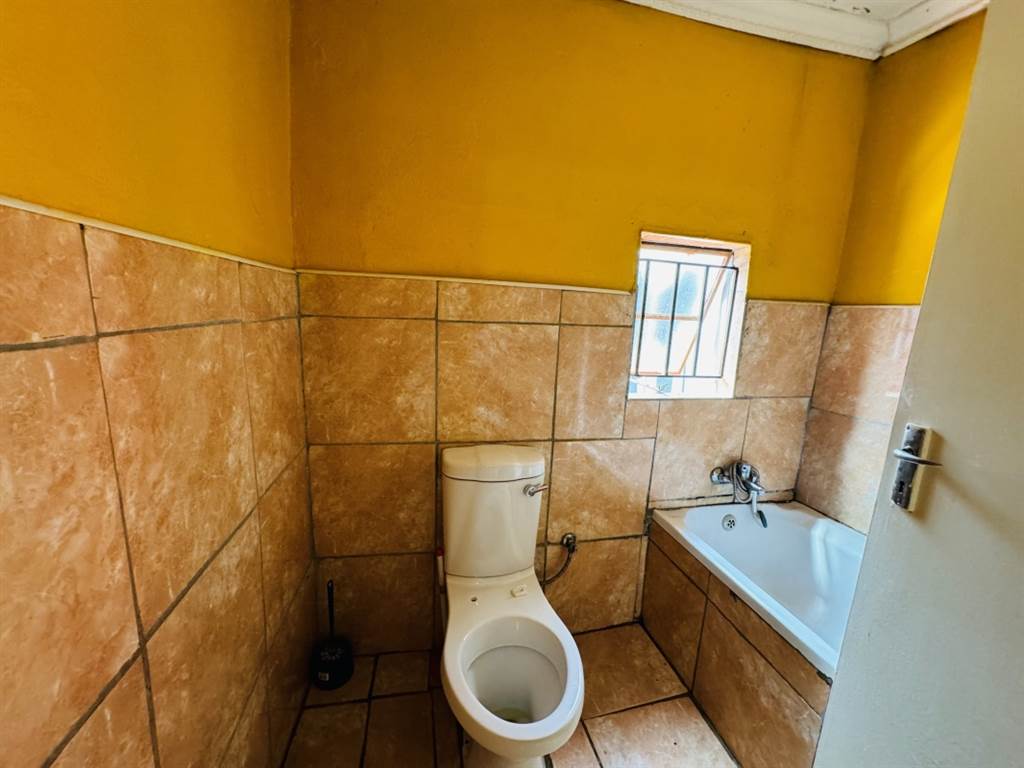 6 Bed House in Kwa Thema photo number 8
