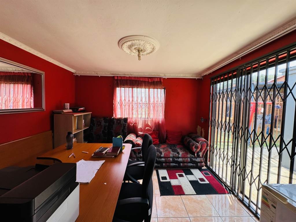 6 Bed House in Kwa Thema photo number 13