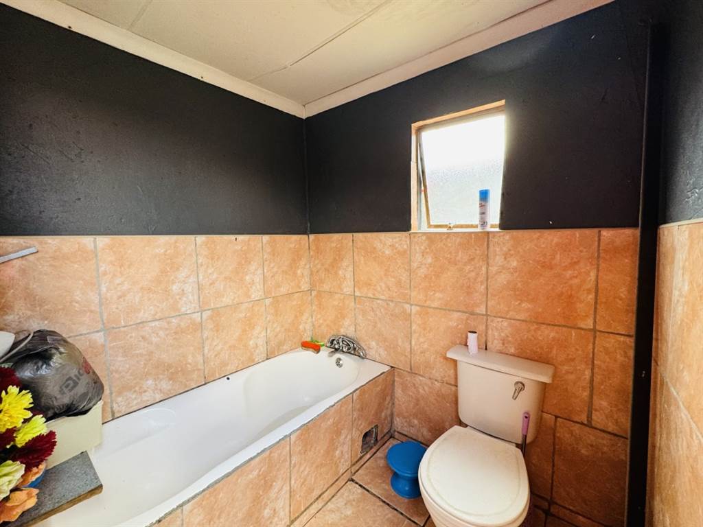 6 Bed House in Kwa Thema photo number 14