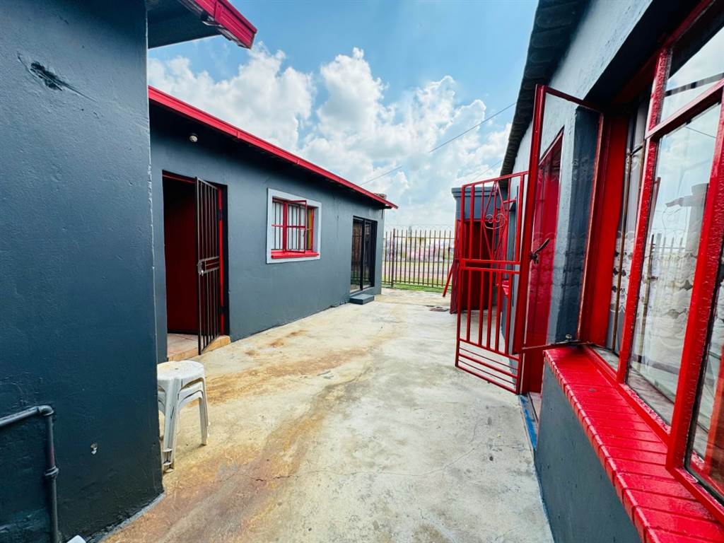6 Bed House in Kwa Thema photo number 1