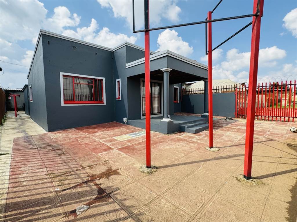 6 Bed House in Kwa Thema photo number 4