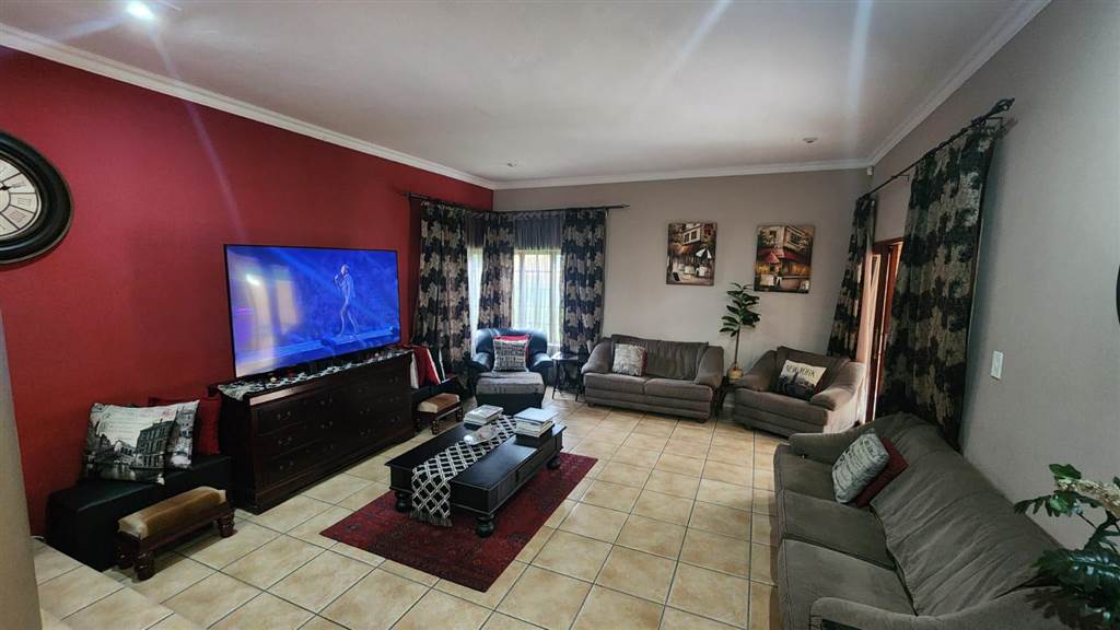 5 Bed House in Garsfontein photo number 9