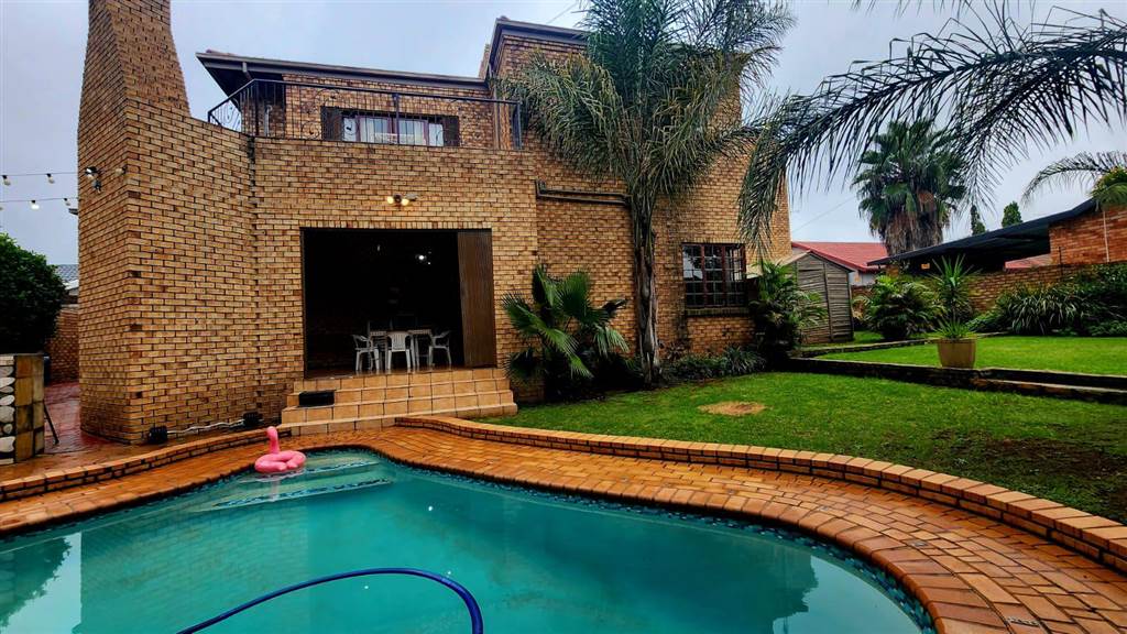 5 Bed House in Garsfontein photo number 1