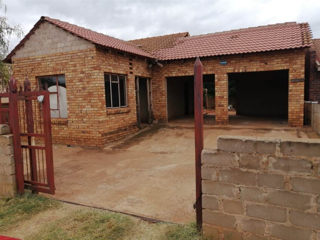 3 Bed House in Lebowakgomo photo number 4