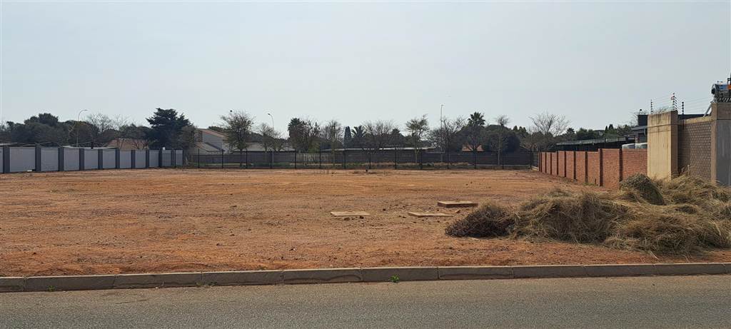 2400 m² Land available in Aerorand photo number 1