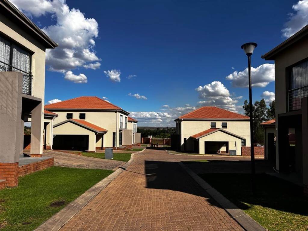 3 Bed Townhouse in Jackaroo Park photo number 2