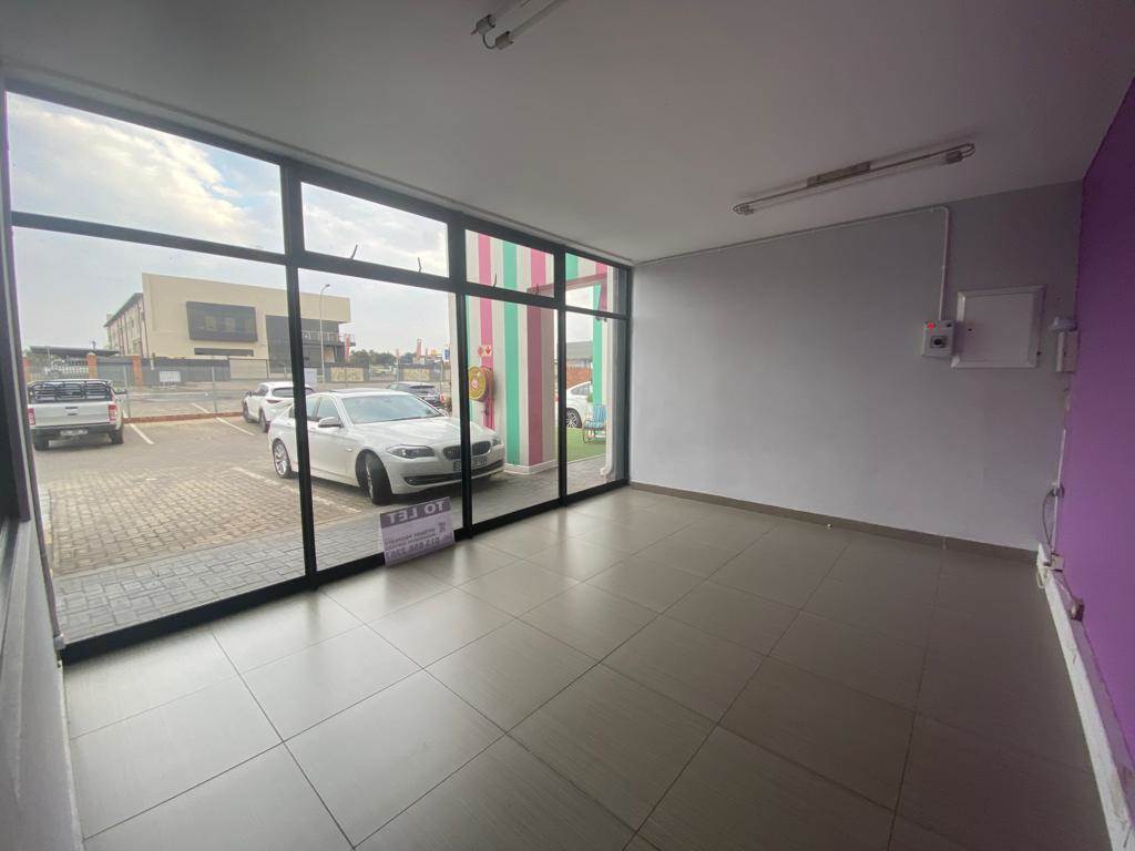 300  m² Commercial space in Witbank Central photo number 5