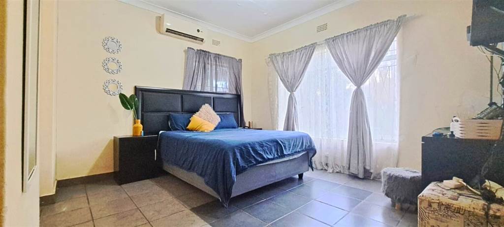 4 Bed House in Protea Park photo number 11