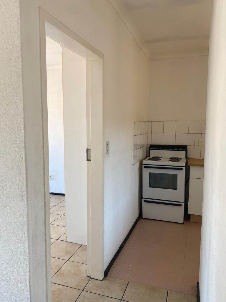 2 Bed Apartment in Brakpan Central photo number 3