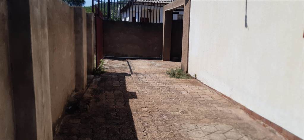 3 Bed House in Soshanguve photo number 16