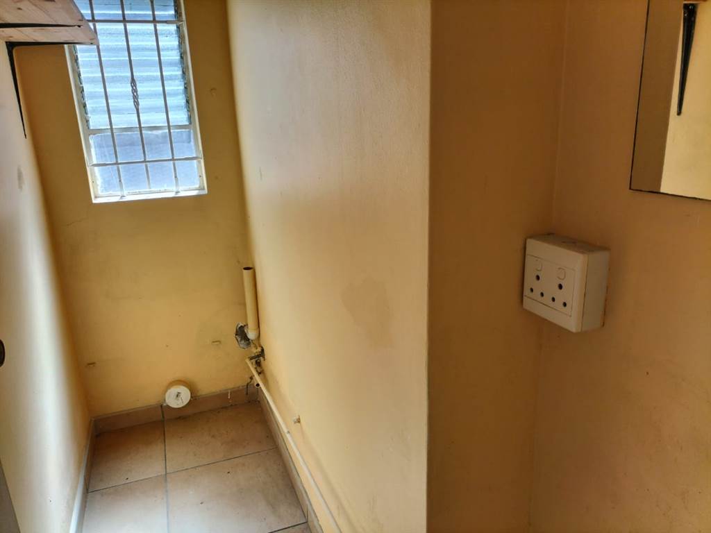 2 Bed Apartment in Pinetown Central photo number 16