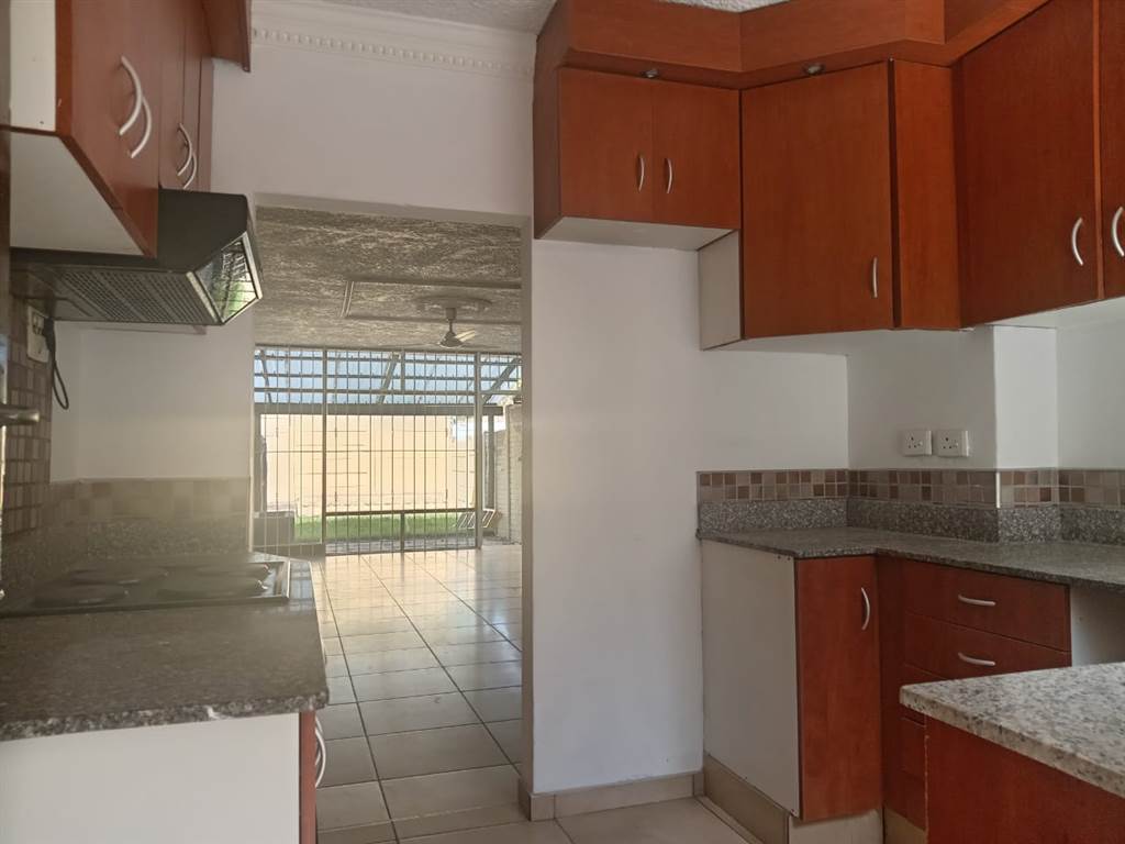 2 Bed Apartment in Pinetown Central photo number 4