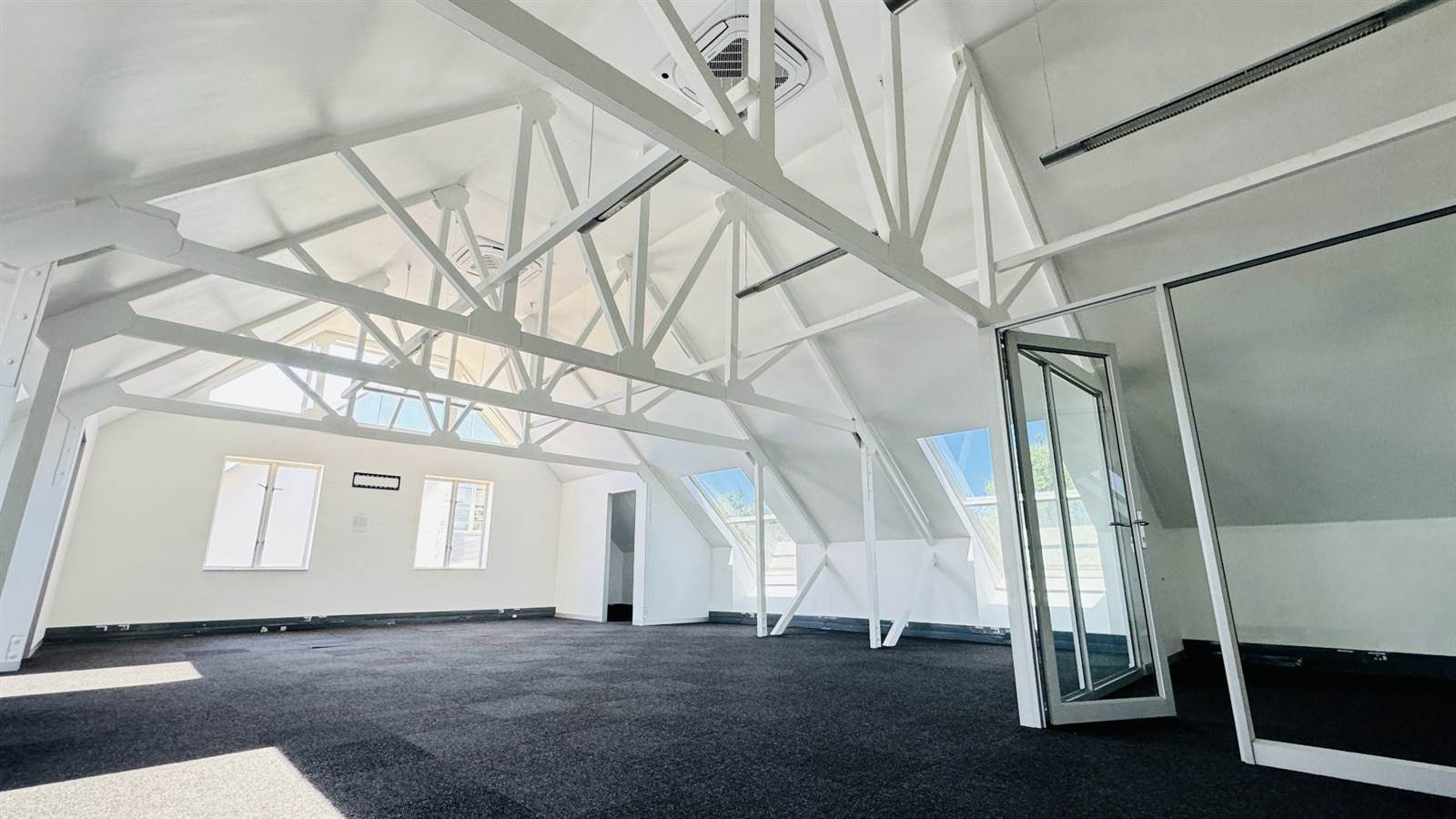 253  m² Office Space in Faerie Glen photo number 1