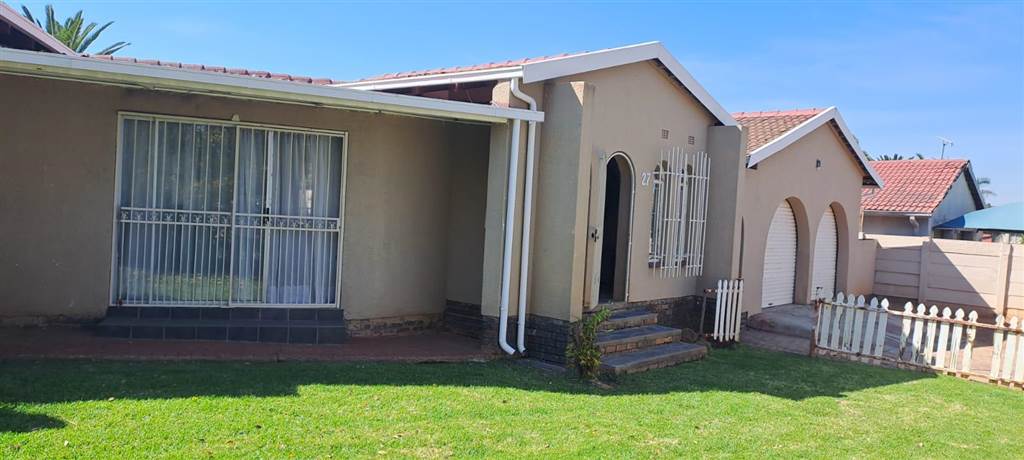 4 Bed House in Brackendowns photo number 1