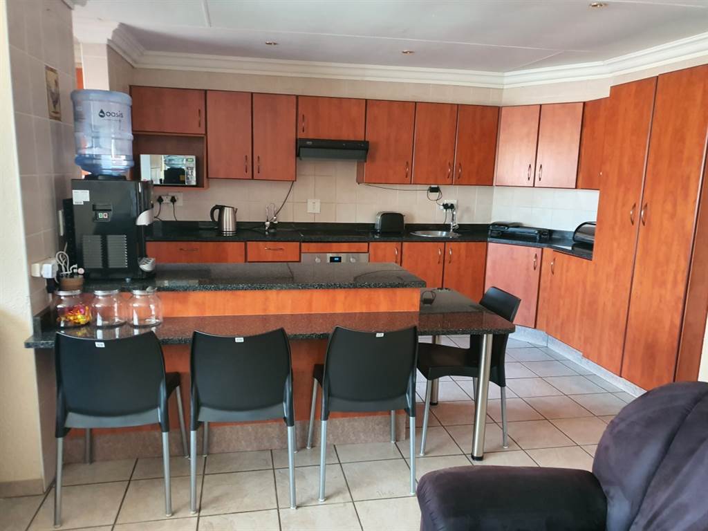 5 Bed Townhouse in Kempton Park Ext 4 photo number 10