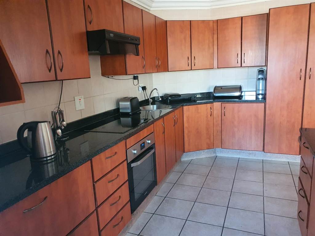 5 Bed Townhouse in Kempton Park Ext 4 photo number 7