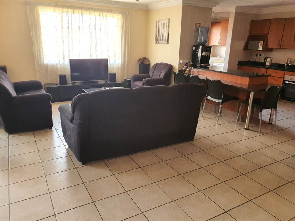 5 Bed Townhouse in Kempton Park Ext 4 photo number 2