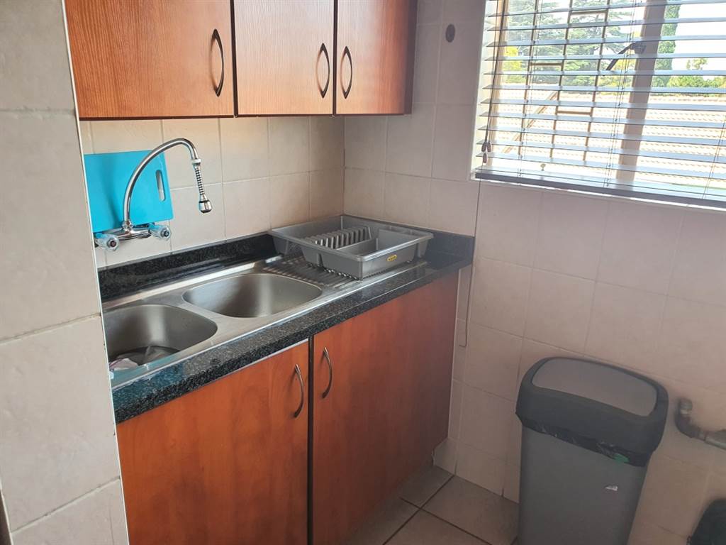 5 Bed Townhouse in Kempton Park Ext 4 photo number 4