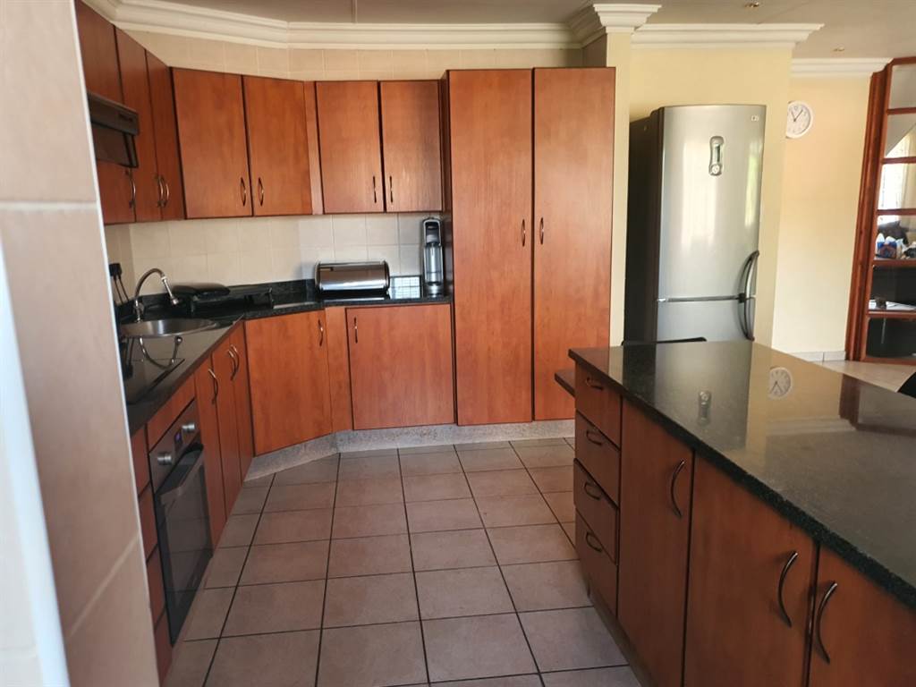 5 Bed Townhouse in Kempton Park Ext 4 photo number 8