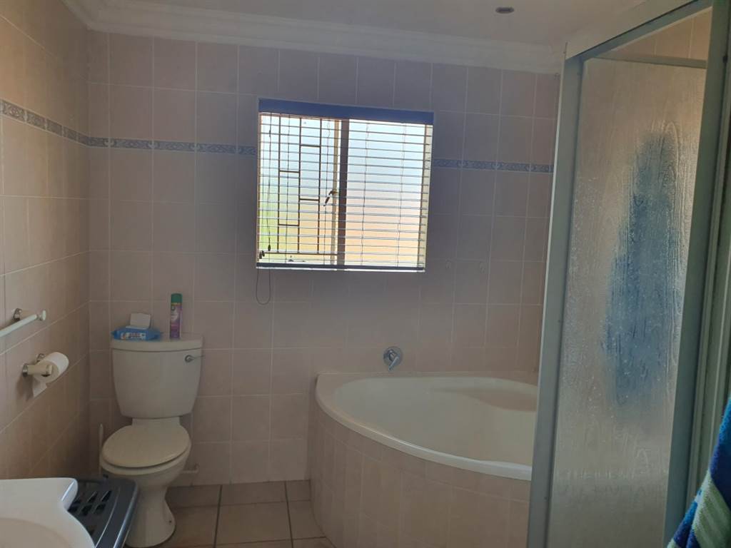 5 Bed Townhouse in Kempton Park Ext 4 photo number 18