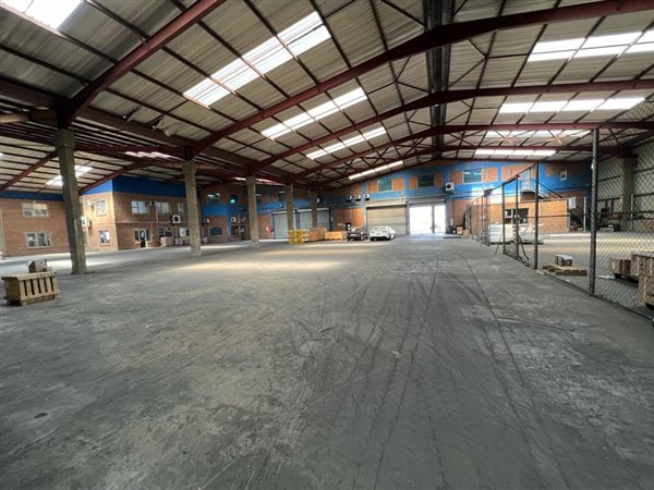 8 000  m² Industrial space