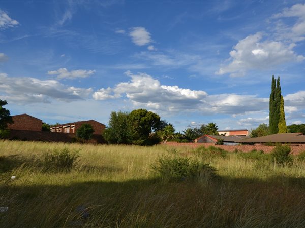 2 877 m² Land