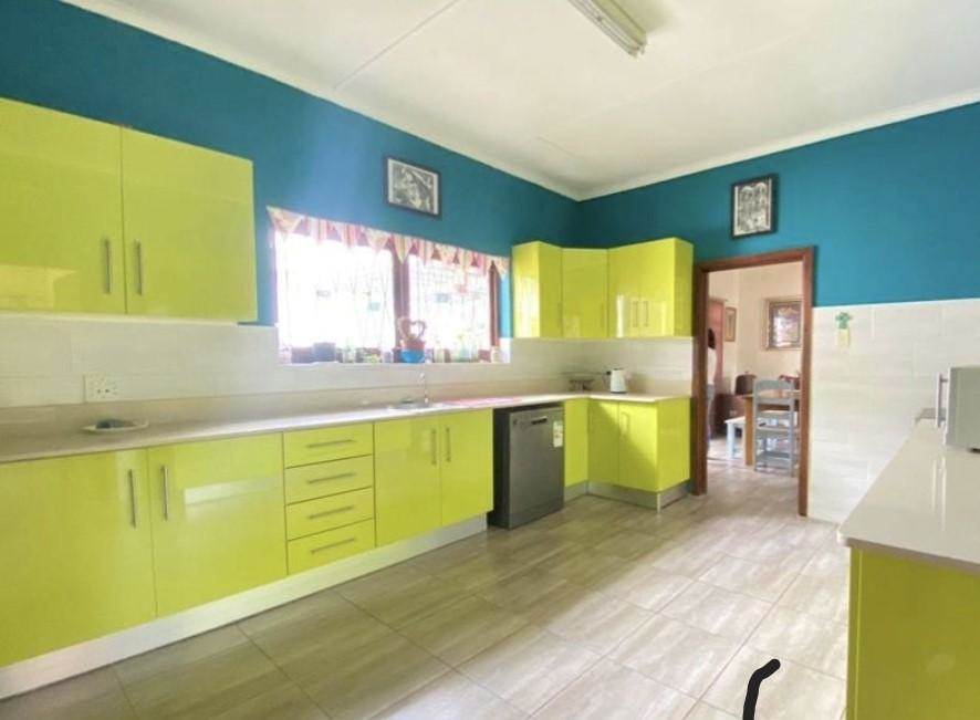 6 Bed House in Jeffreys Bay photo number 5