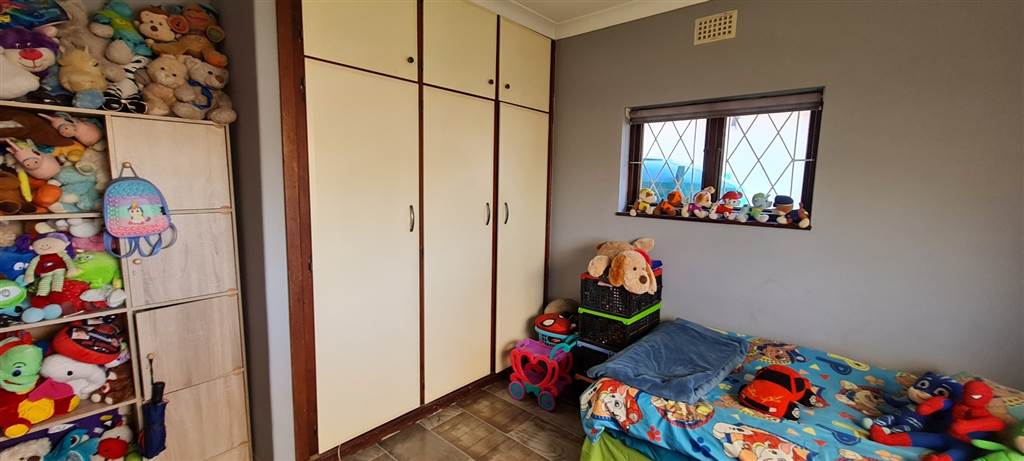 4 Bed House in Uvongo photo number 17