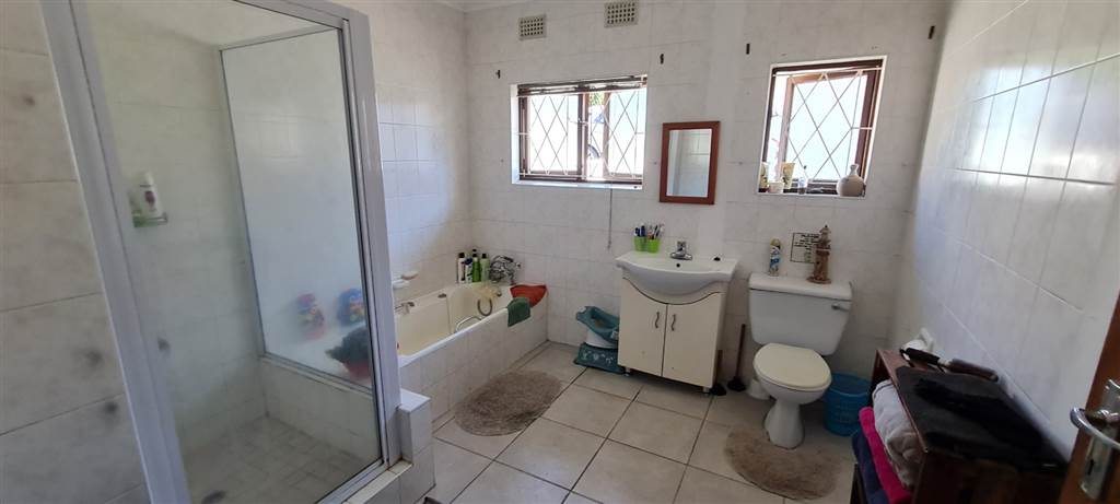 4 Bed House in Uvongo photo number 20
