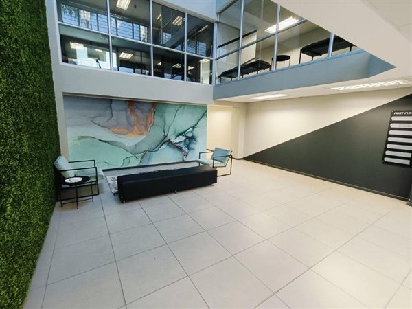 303  m² Commercial space