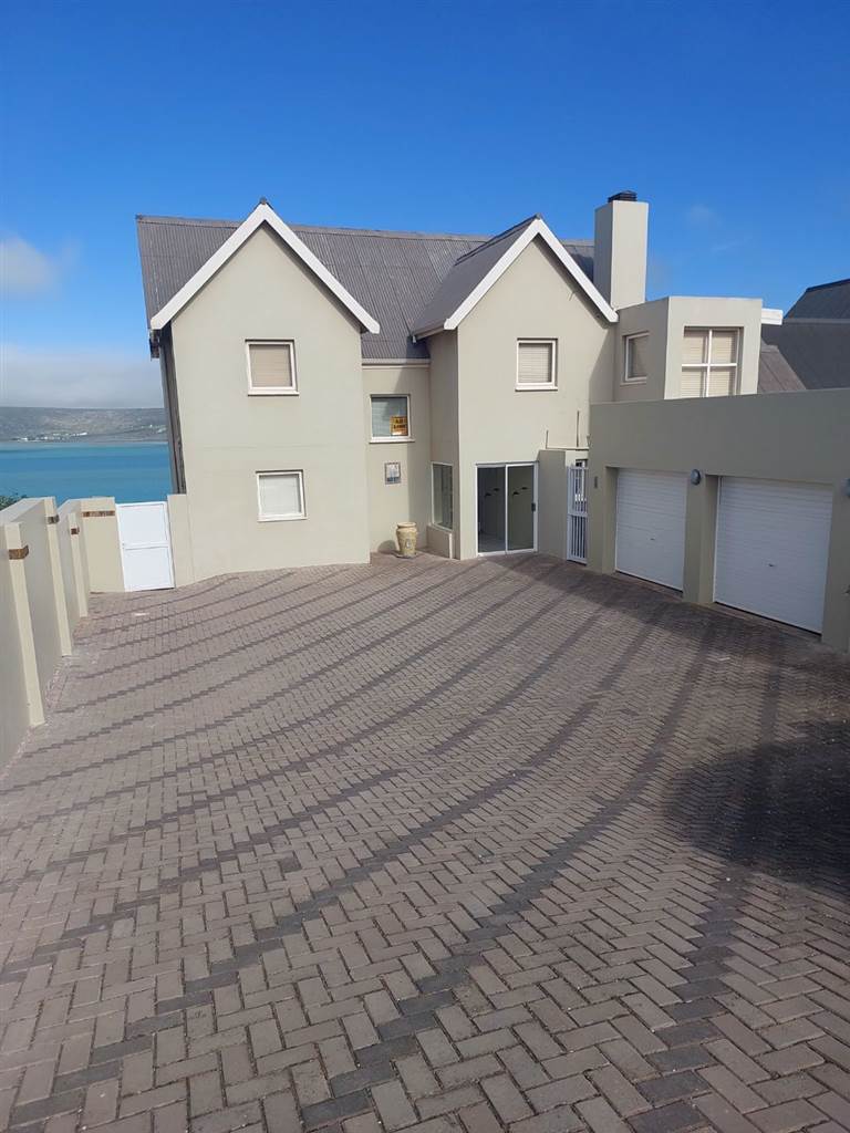 4 Bed House in Myburgh Park photo number 4