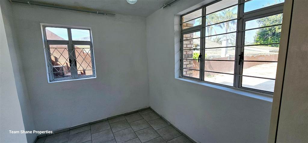 3 Bed Apartment in Newlands West photo number 8