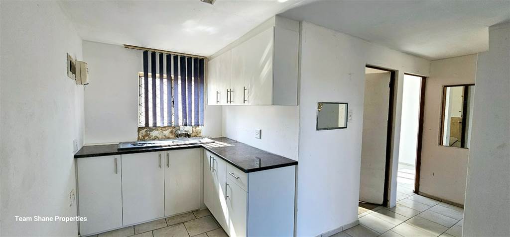 3 Bed Apartment in Newlands West photo number 3