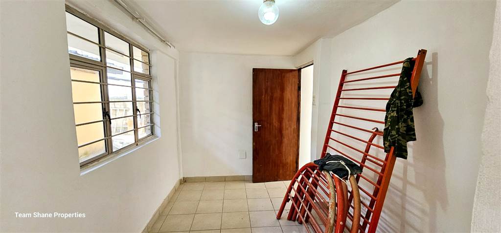 3 Bed Apartment in Newlands West photo number 11