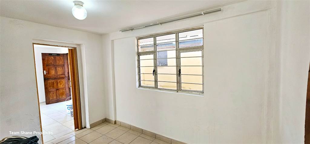 3 Bed Apartment in Newlands West photo number 12