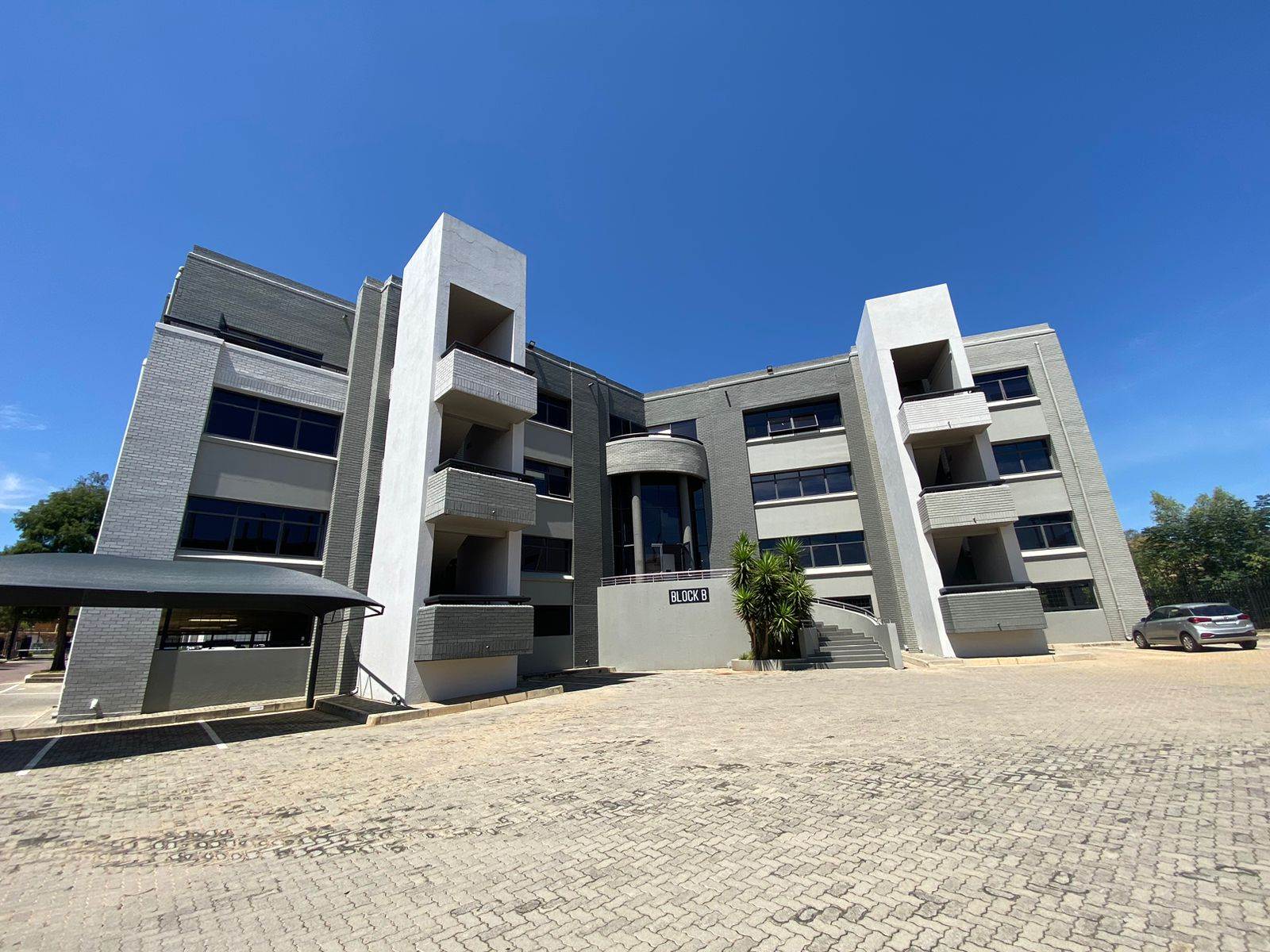 327  m² Commercial space in Sunninghill photo number 2