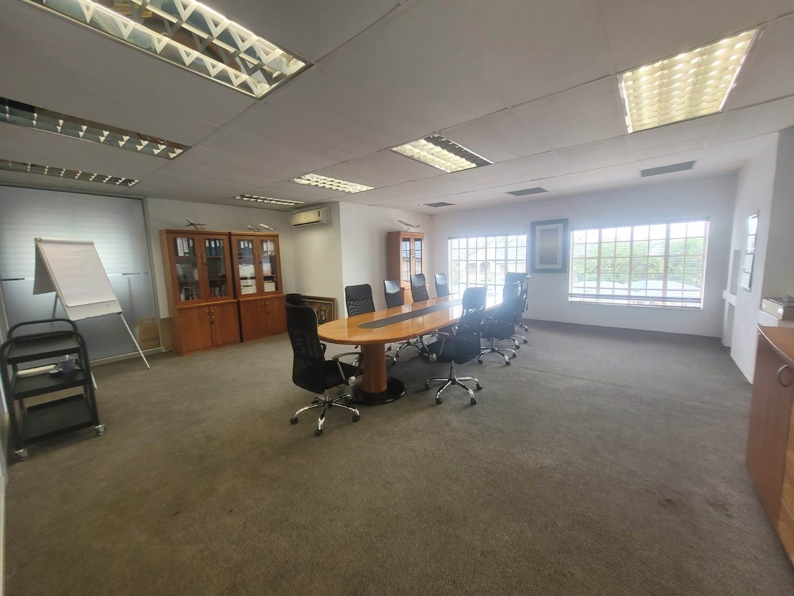 215  m² Commercial space in Glen Marais photo number 11