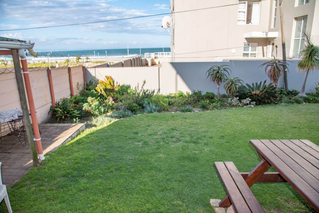 8 Bed House in Jeffreys Bay photo number 4