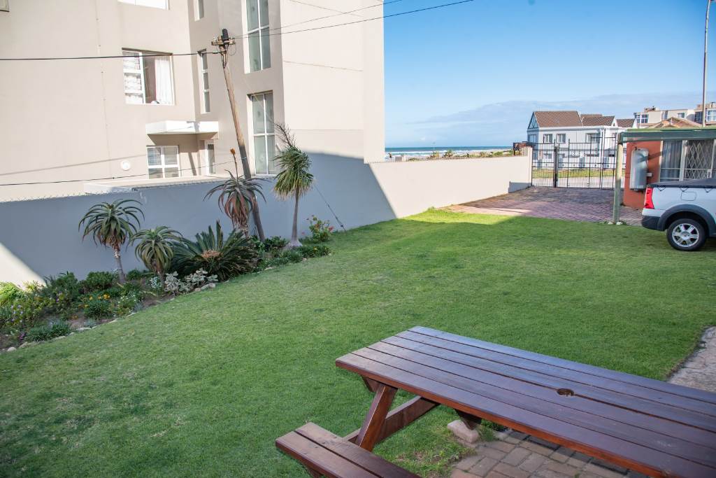 8 Bed House in Jeffreys Bay photo number 1